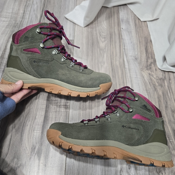 Columbia Women's Newton Ridge Plus Waterproof Amped Hiking Shoe, Peatmoss/Red On - Picture 3 of 14